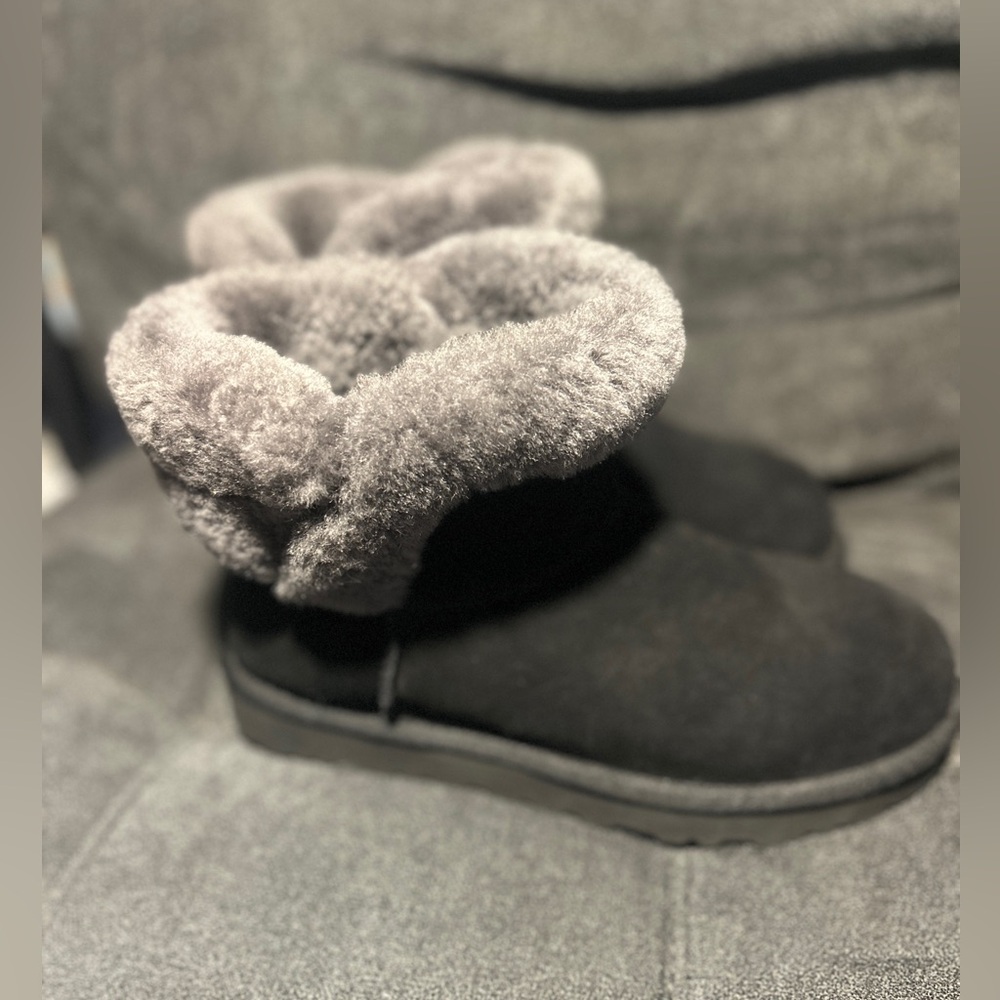 UGG Women's Saniya Mini Boots Black Suede Sheepskin Collar Size 9 1153512